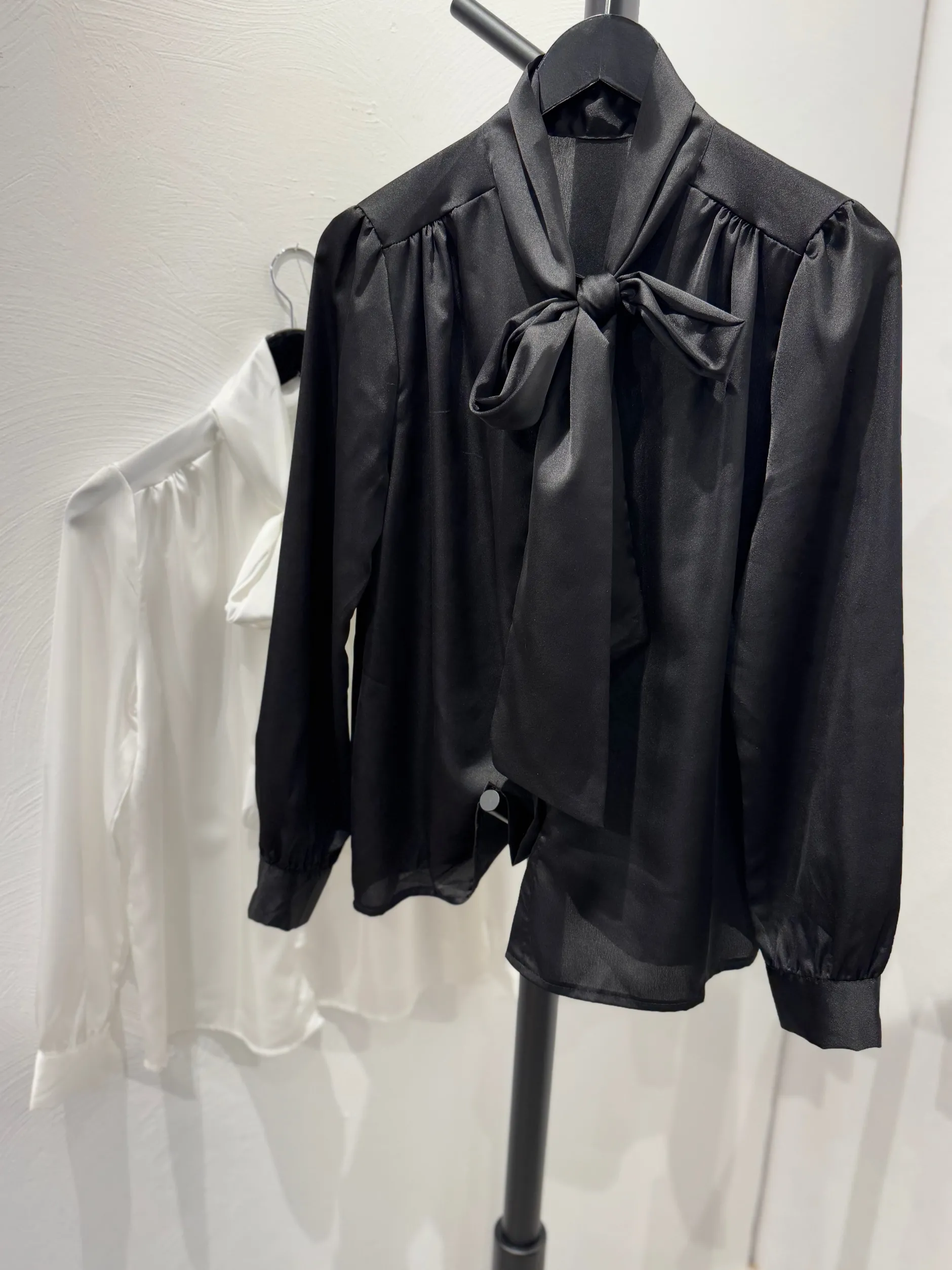 by_engbork_birdie_skjorte_3.webp New By Birdie skjorte bow Bluser | Skjorter