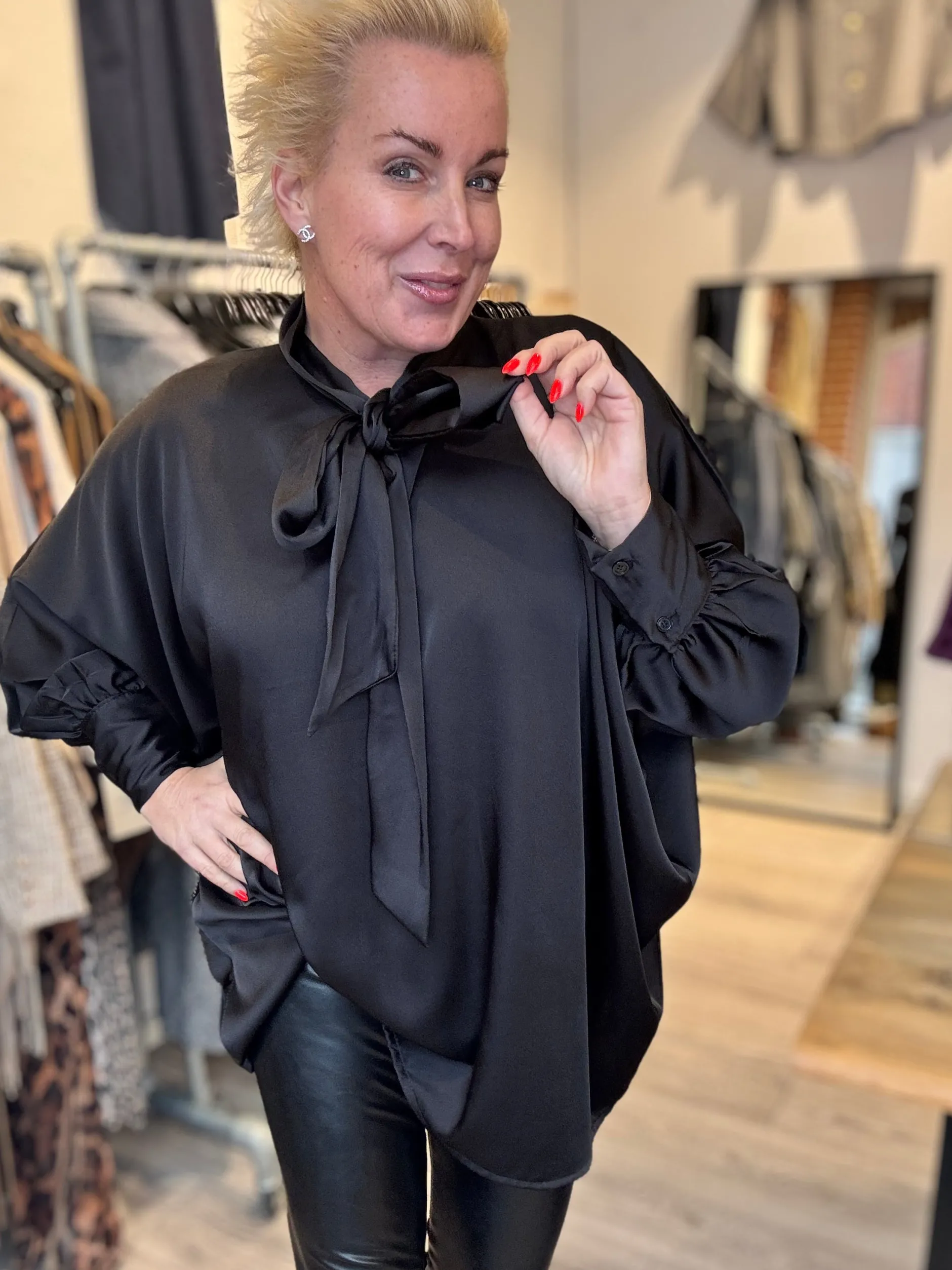 by_engbork_megan_satin_sk_0.webp Sale By Megan satin skjorte Bluser | Skjorter