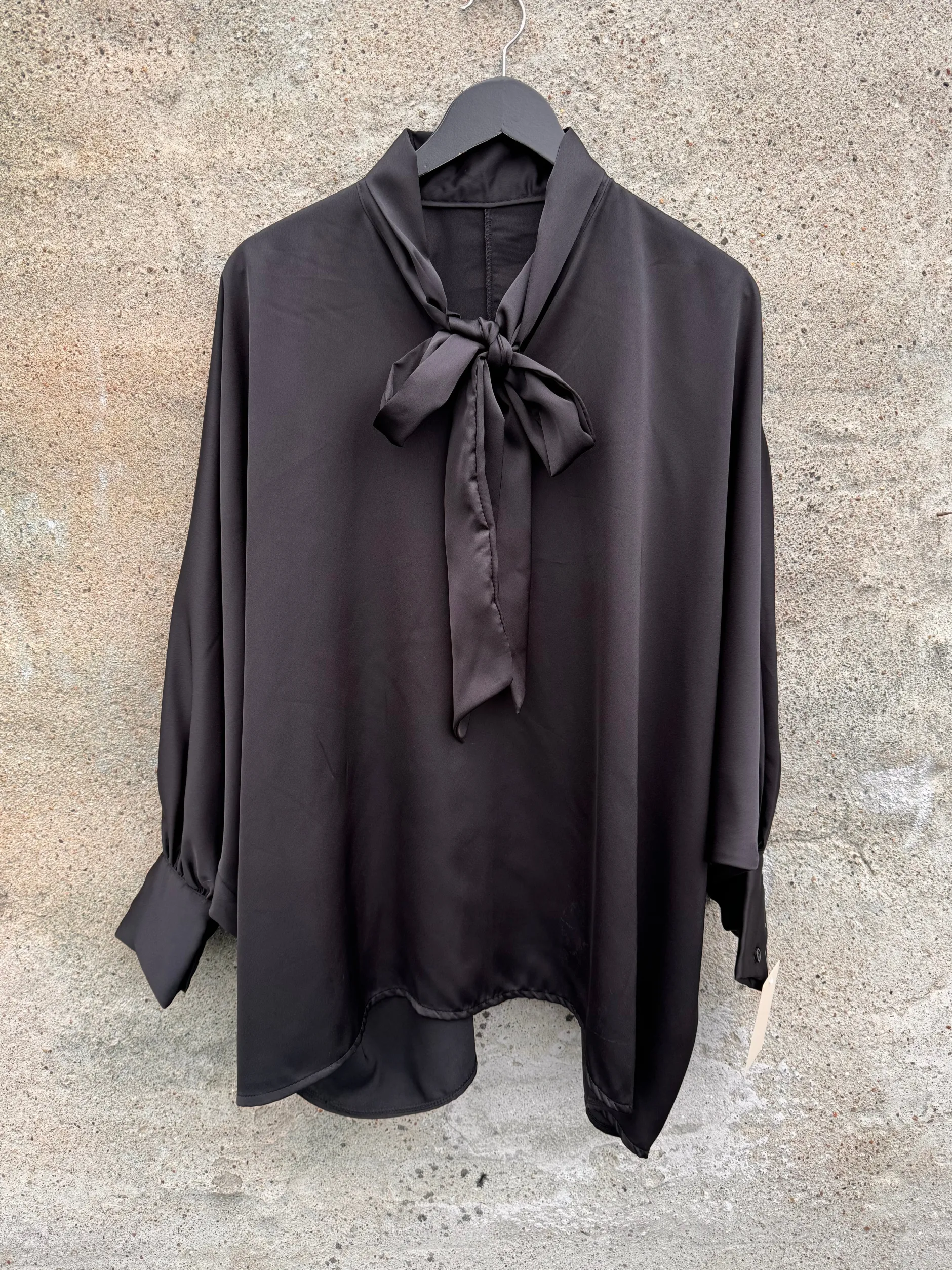 by_engbork_megan_satin_sk_1.webp Sale By Megan satin skjorte Bluser | Skjorter