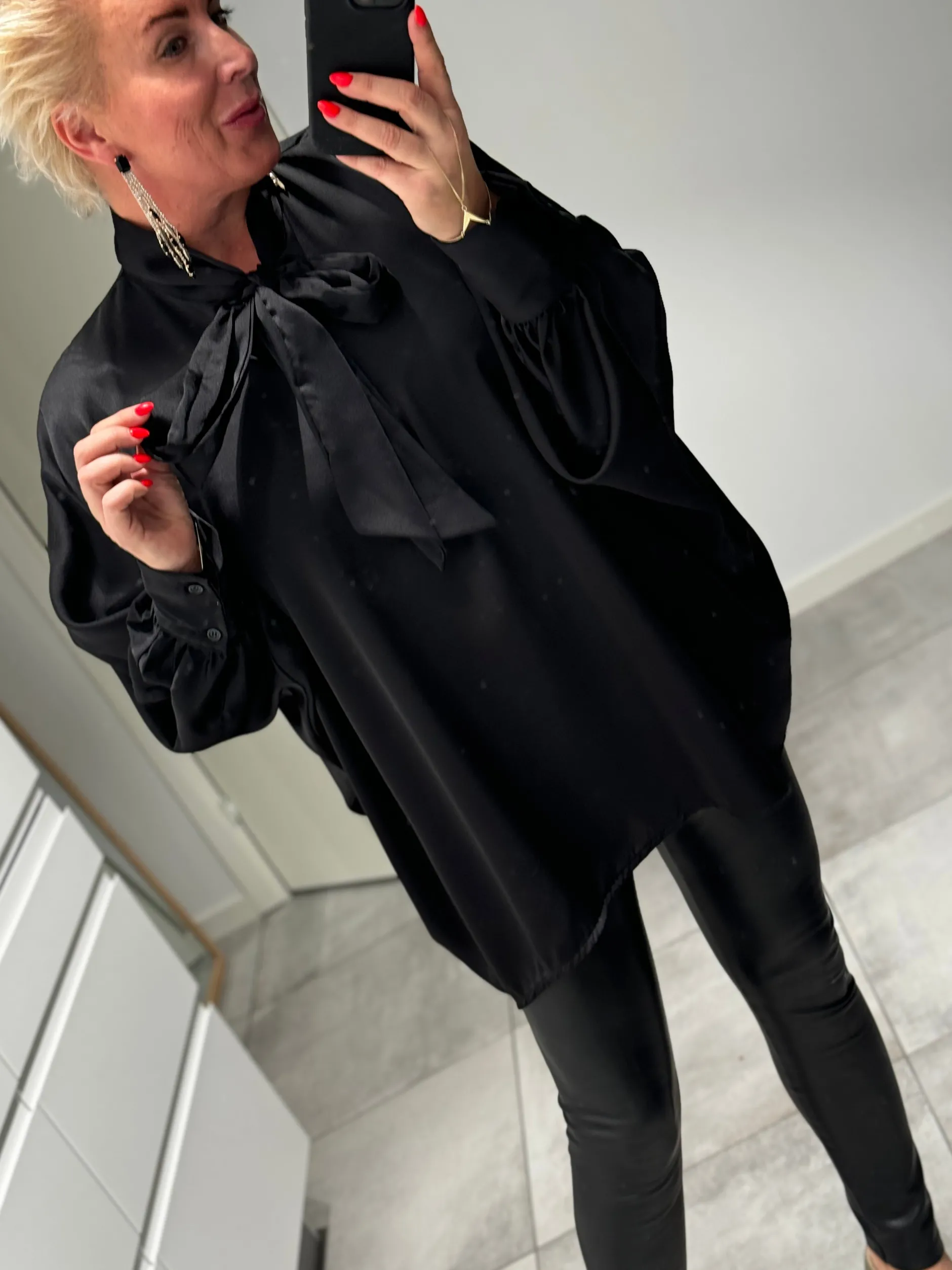 by_engbork_megan_satin_sk_3.webp Sale By Megan satin skjorte Bluser | Skjorter