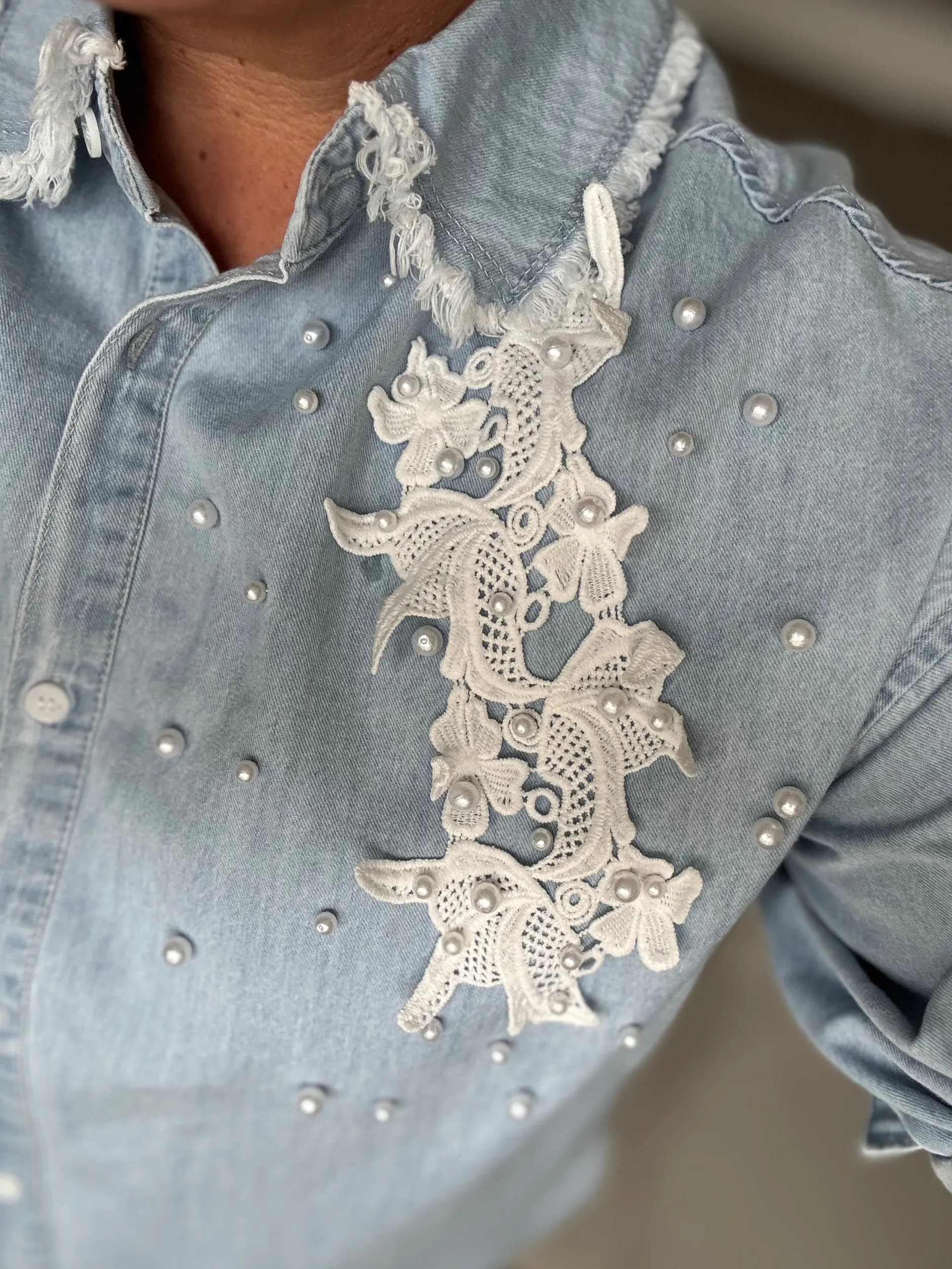 by_engbork_pearl_skjorte__4.webp Online By Pearl skjorte denim light Bluser | Skjorter