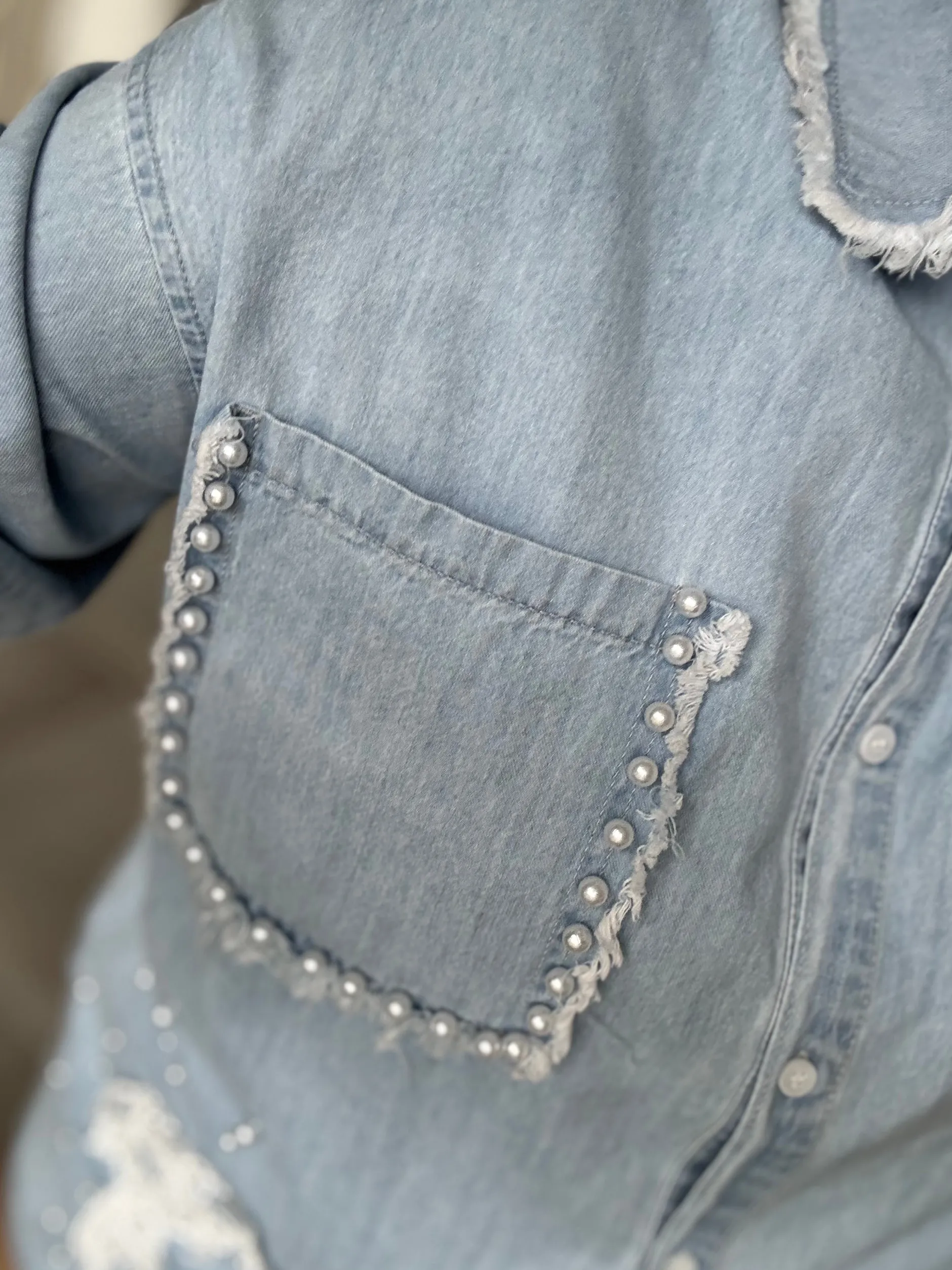 by_engbork_pearl_skjorte__6.webp Online By Pearl skjorte denim light Bluser | Skjorter