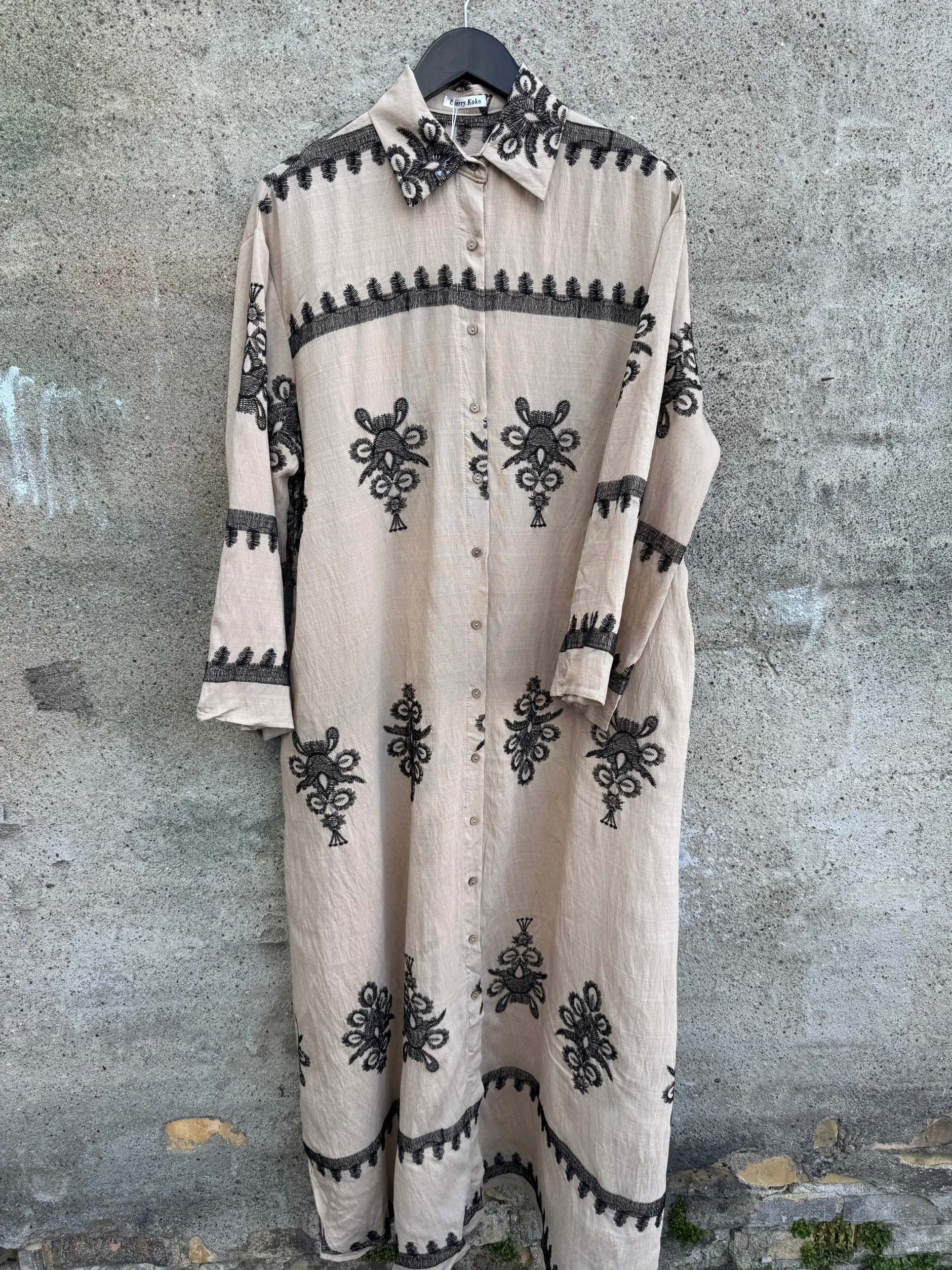 by_engbork_zonya_kjole_em_4-1.webp Sale By Zonya kjole embroderi Kjoler | Kjoler