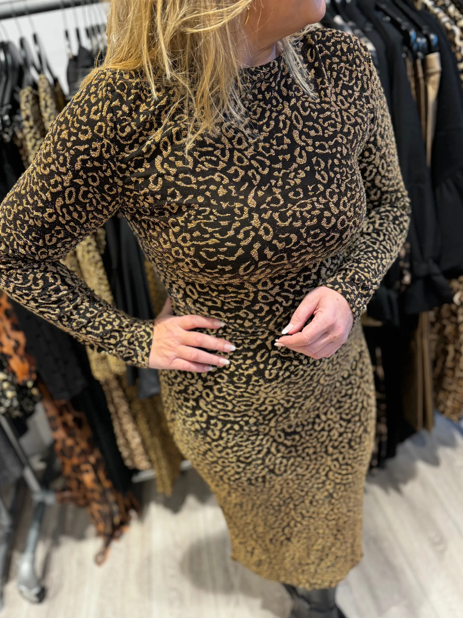define__simone_dress_leo__0.webp Hot Define 34582 Simone dress gold Kjoler | Kjoler