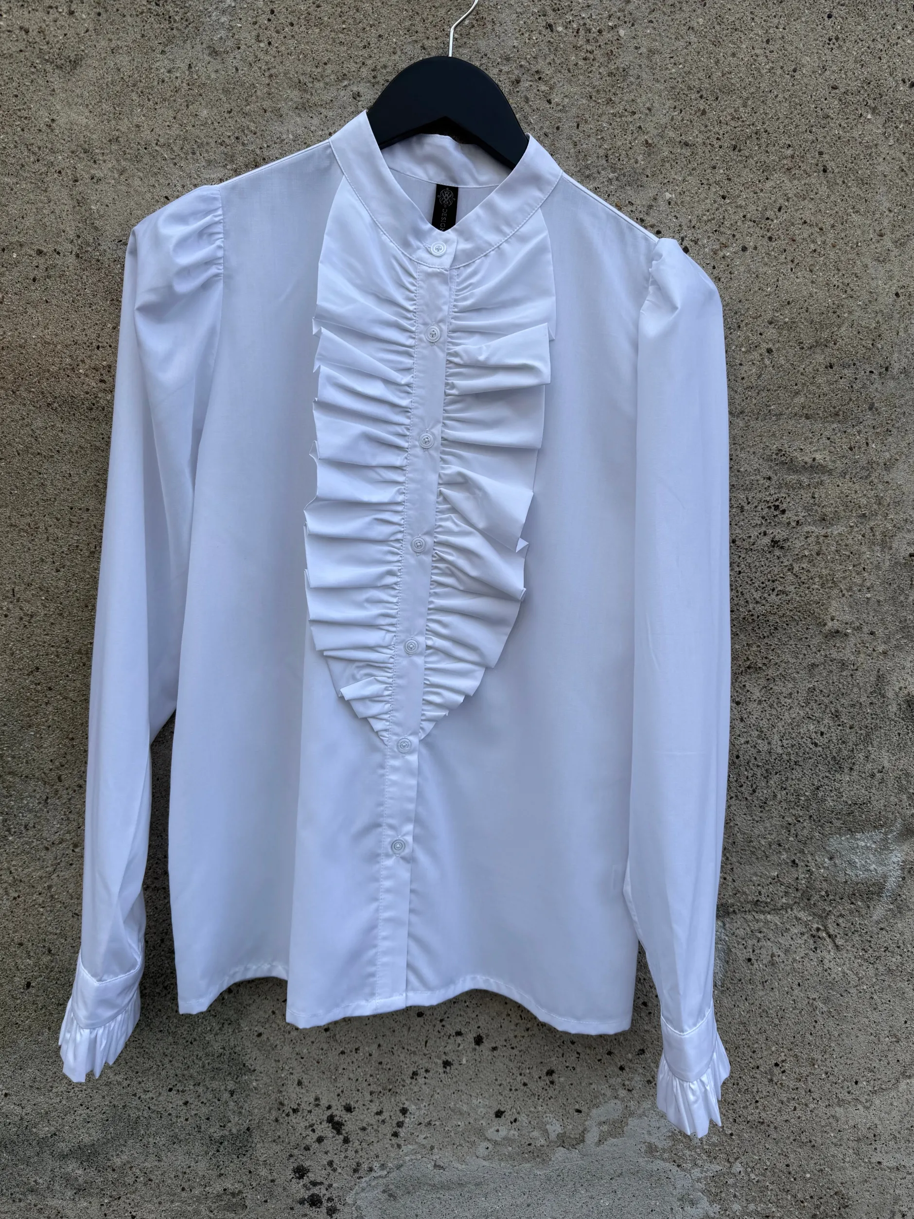 design_by_laerke_queen_ru_0.webp Sale Queen ruffle shirt Bluser | Skjorter