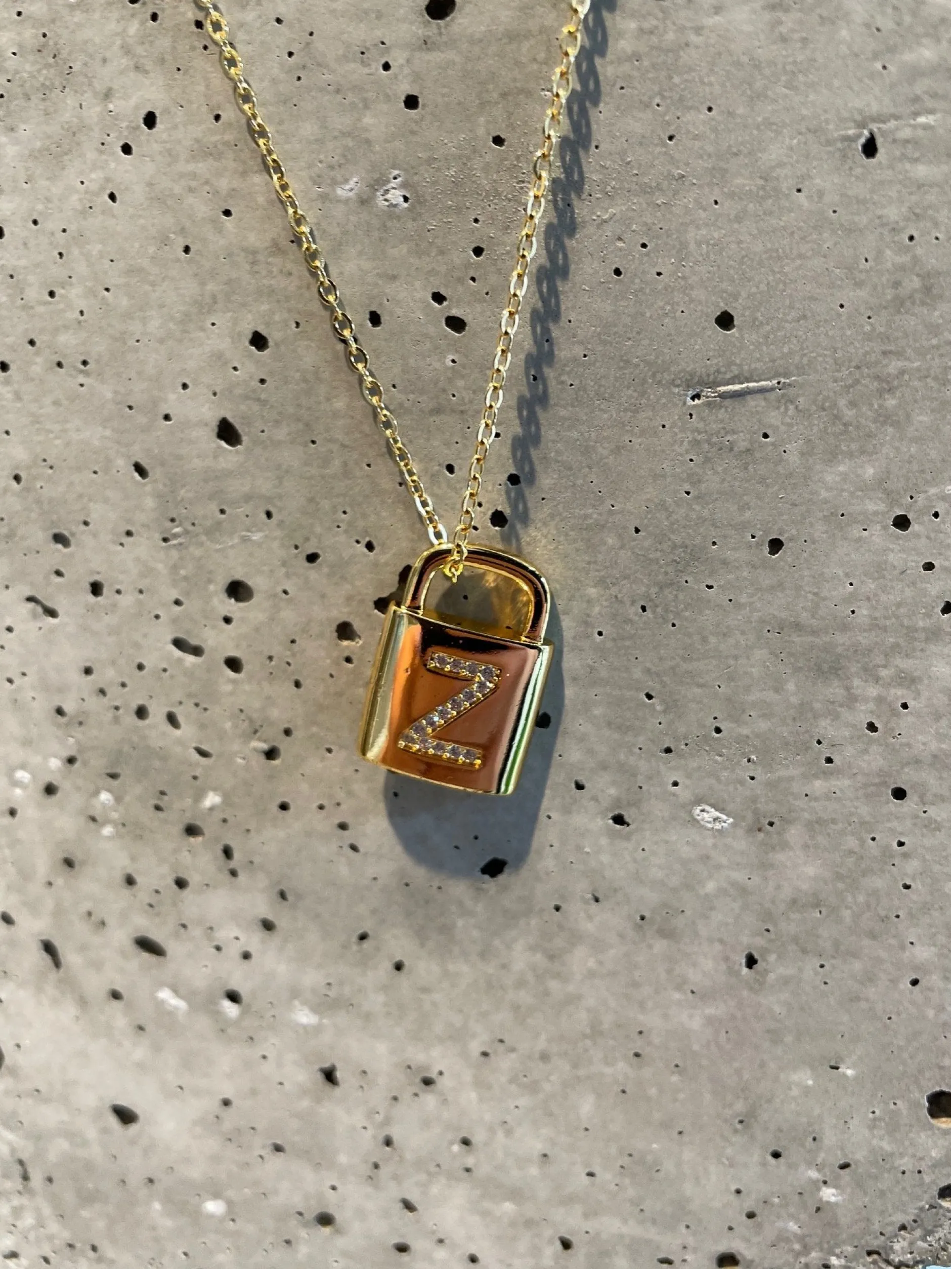 emm_copenhagen_lock_lette_0.webp Discount LOCK LETTER NECKLACE Z GULDBELAGT Smykker