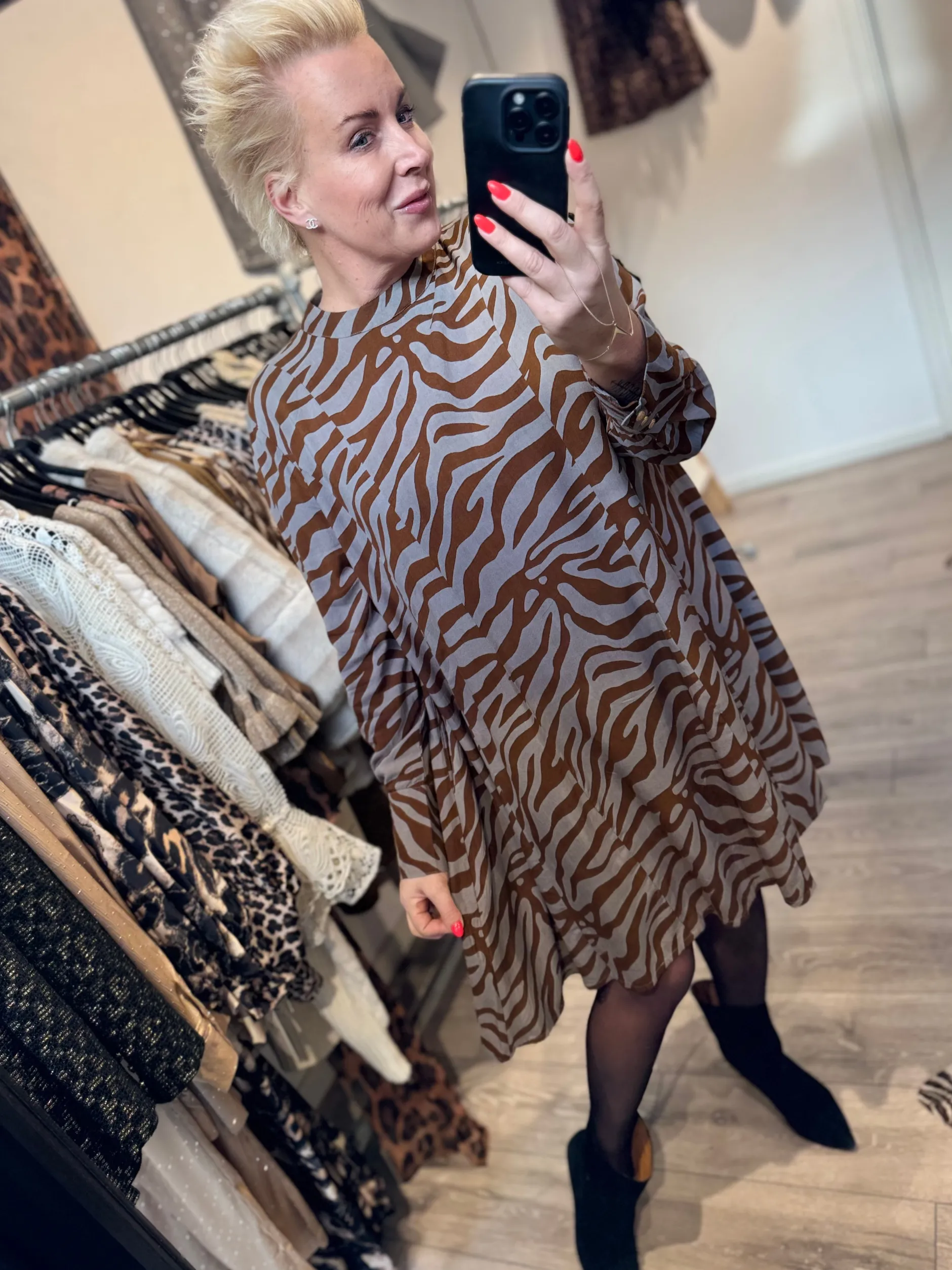 gaspar__bow_dress_zebra_7.webp Fashion 2407710 Bow dress Kjoler | Kjoler