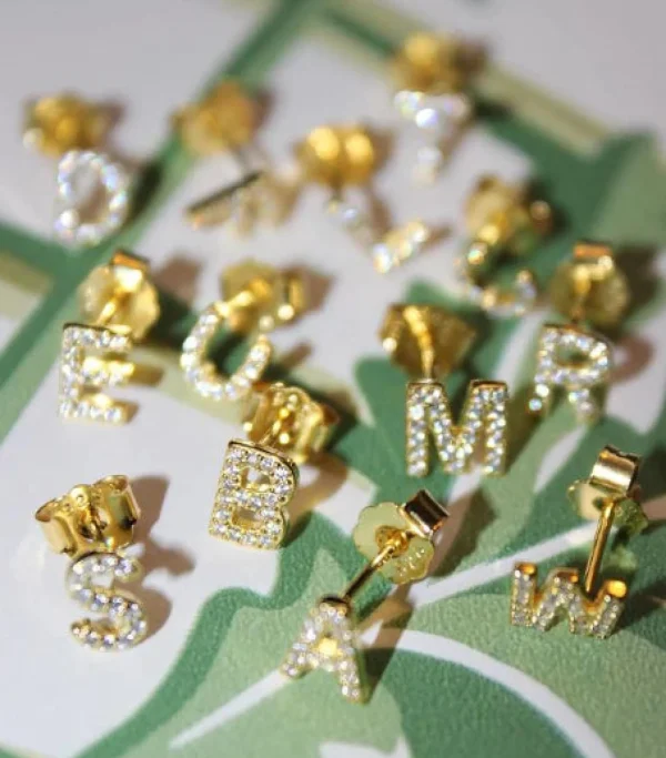 Outlet M01014 Alphabet crystal stud gold R Smykker