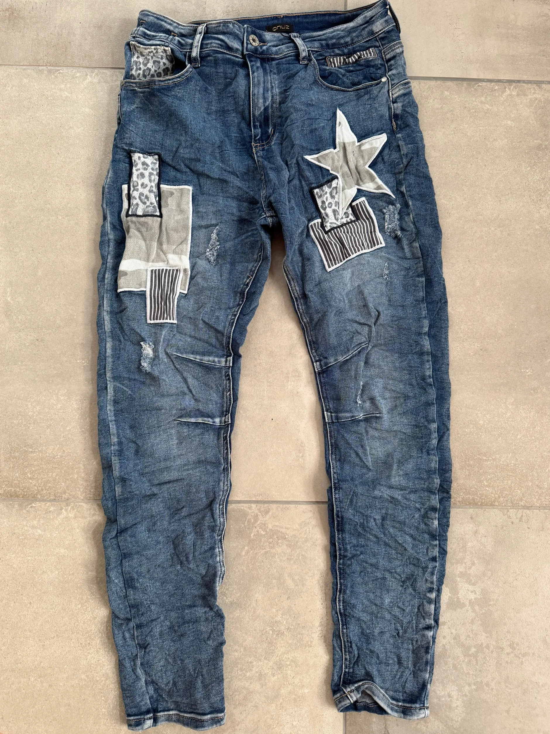 qnuz__rachel_jeans_patche_1.webp Outlet 8884 Rachel jeans patches denim Bukser | Jeans