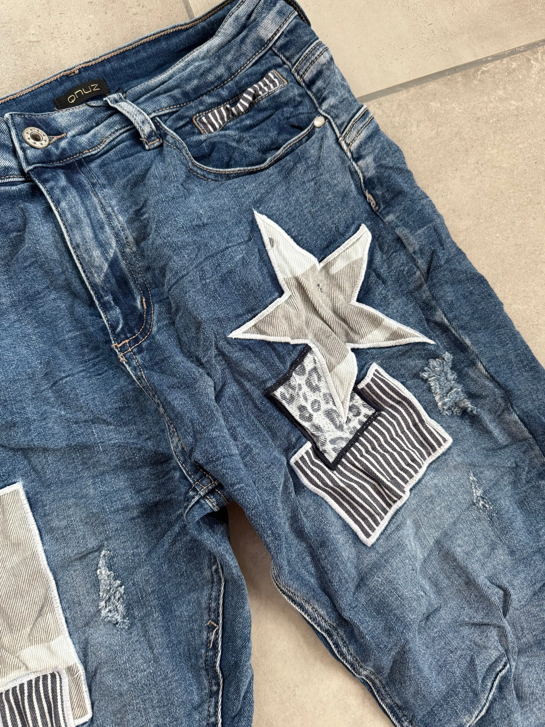 qnuz__rachel_jeans_patche_5.webp Outlet 8884 Rachel jeans patches denim Bukser | Jeans